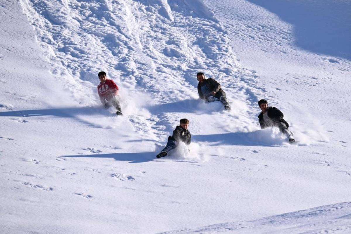 Bah&ccedil;esaraylı gen&ccedil;ler kızaklarıyla yayla yolunu kayak pistine d&ouml;n&uuml;şt&uuml;rd&uuml;
