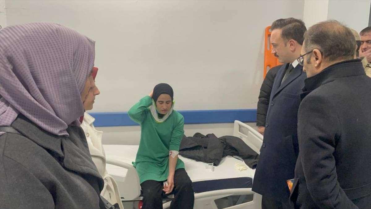 Muş'ta &ouml;ğretmenleri taşıyan minib&uuml;s&uuml;n devrilmesi sonucu 9 kişi yaralandı