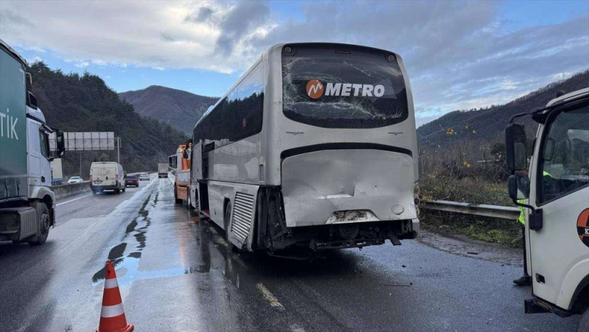 Sakarya'da 6 aracın karıştığı trafik kazasında 15 kişi yaralandı