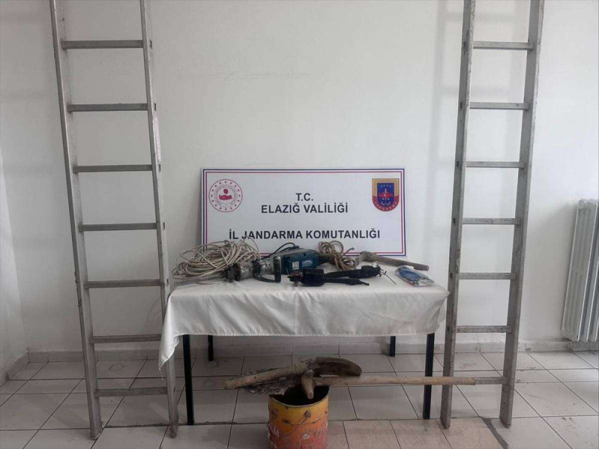 Elazığ'da ka&ccedil;ak kazı yapan 3 kişi su&ccedil;&uuml;st&uuml; yakalandı