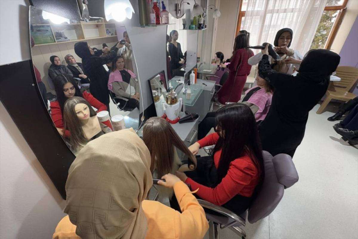 Elazığ'da kadın kursiyerlere cilt bakım seti hediye edildi