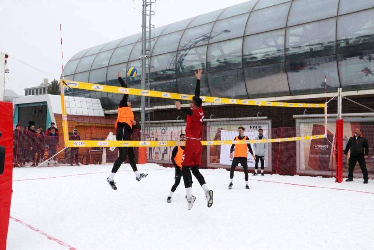 Erzurum'da d&uuml;zenlenen &Uuml;niversiteler Arası T&uuml;rkiye Kar Voleybolu Şampiyonası devam ediyor