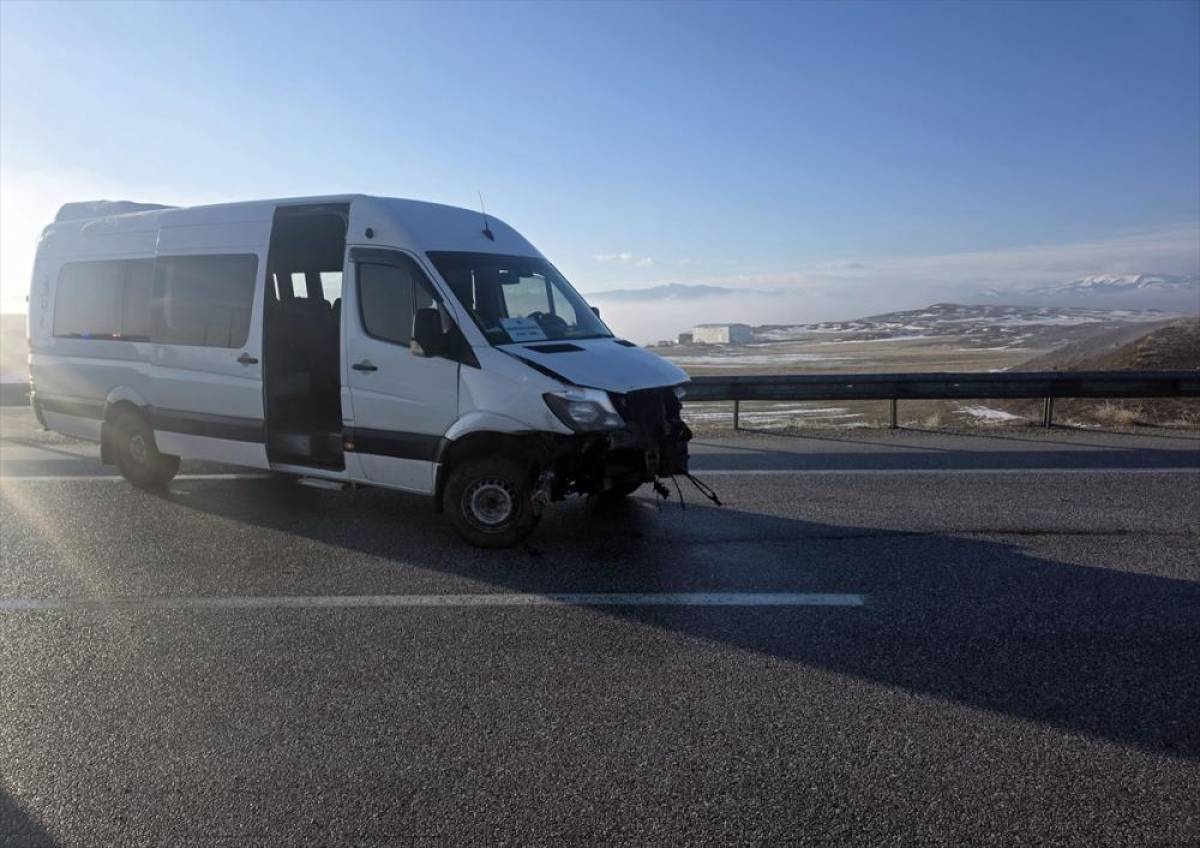 Sivas'ta &ouml;ğretmenleri taşıyan minib&uuml;s&uuml;n bariyerlere &ccedil;arptığı kazada 3 kişi yaralandı