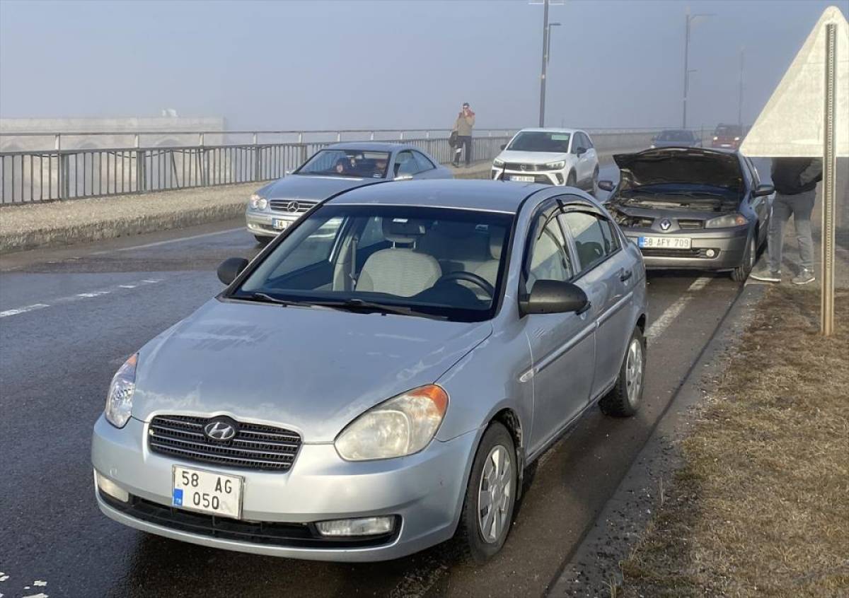 Sivas'ta buzlanma nedeniyle meydana gelen zincirleme kazalarda 51 ara&ccedil; hasar g&ouml;rd&uuml;