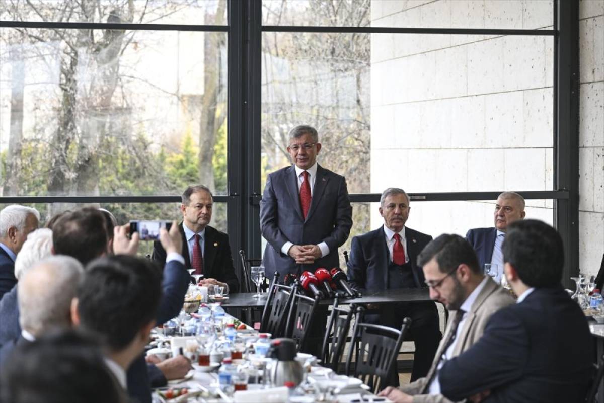 Gelecek Partisi Genel Başkanı Davutoğlu, parlamento muhabirleriyle bir araya geldi: