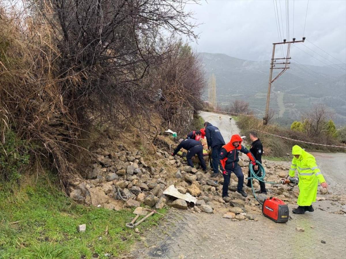 Manisa'da &ccedil;&ouml;ken duvarın altında kalan kamyonetin s&uuml;r&uuml;c&uuml;s&uuml; &ouml;ld&uuml;