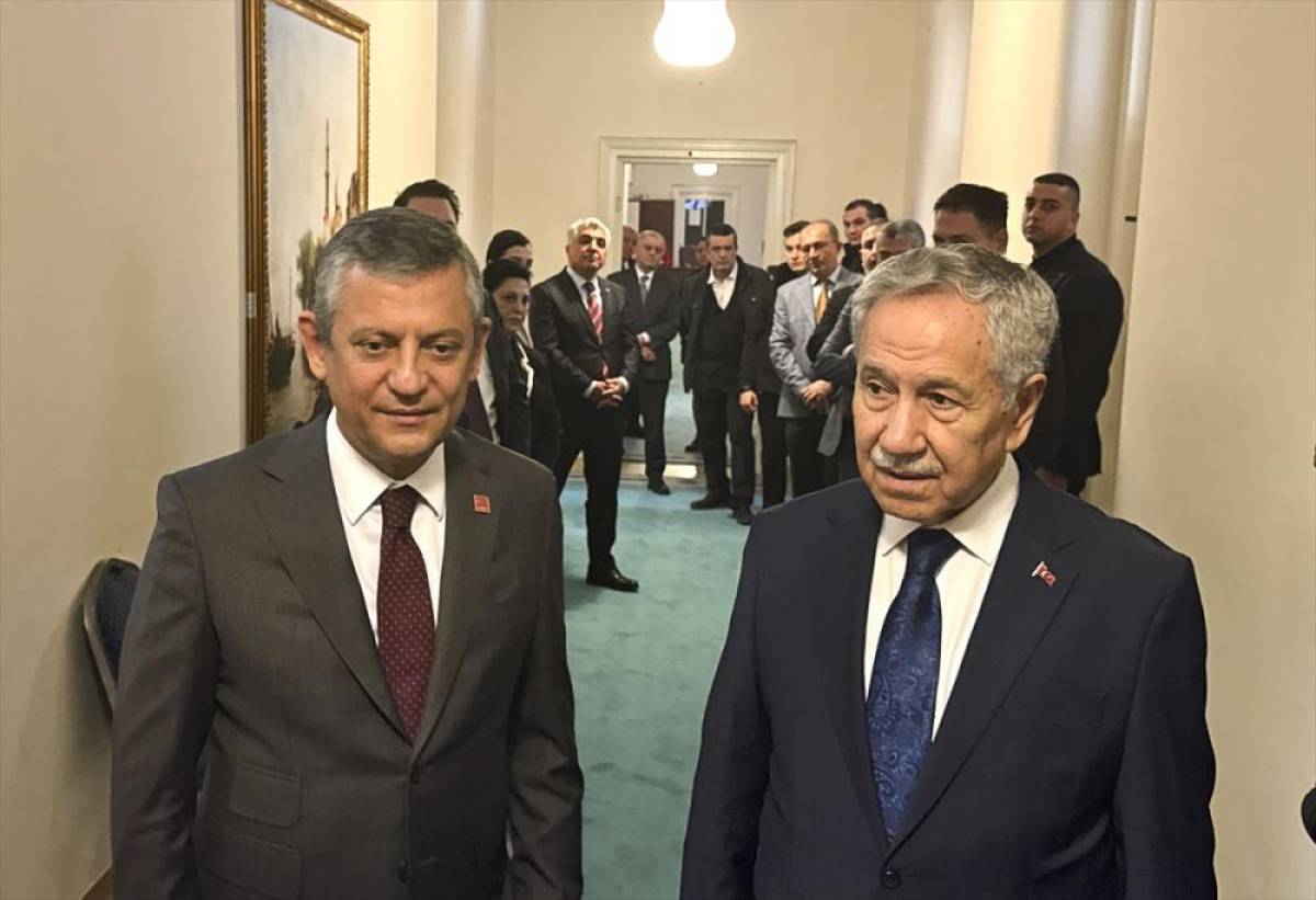 CHP Genel Başkanı &Ouml;zel, eski TBMM Başkanı Arın&ccedil;'ı ziyaret etti