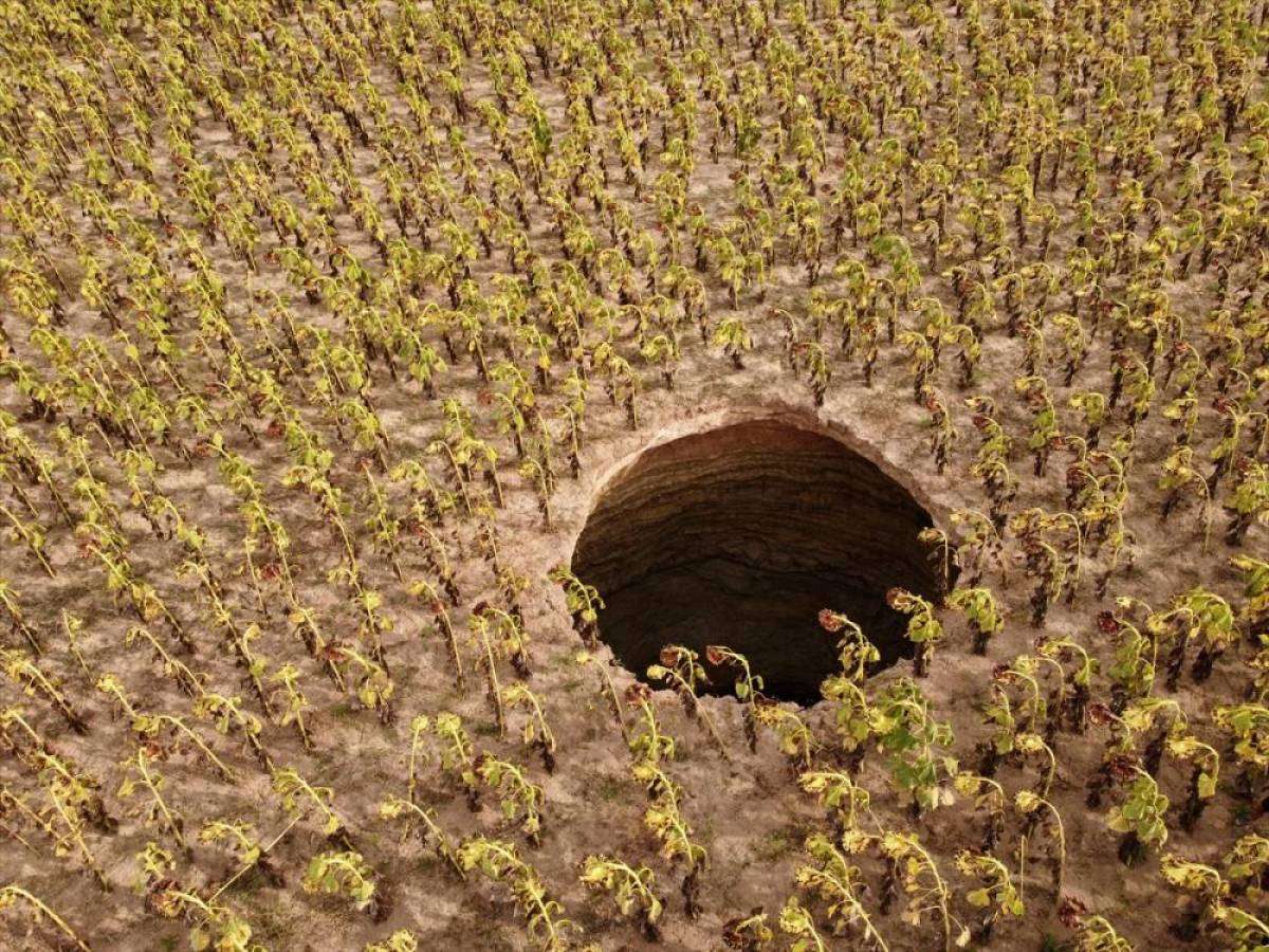 Eskişehir'de ay&ccedil;i&ccedil;eği tarlasında 5 metre &ccedil;apında obruk oluştu