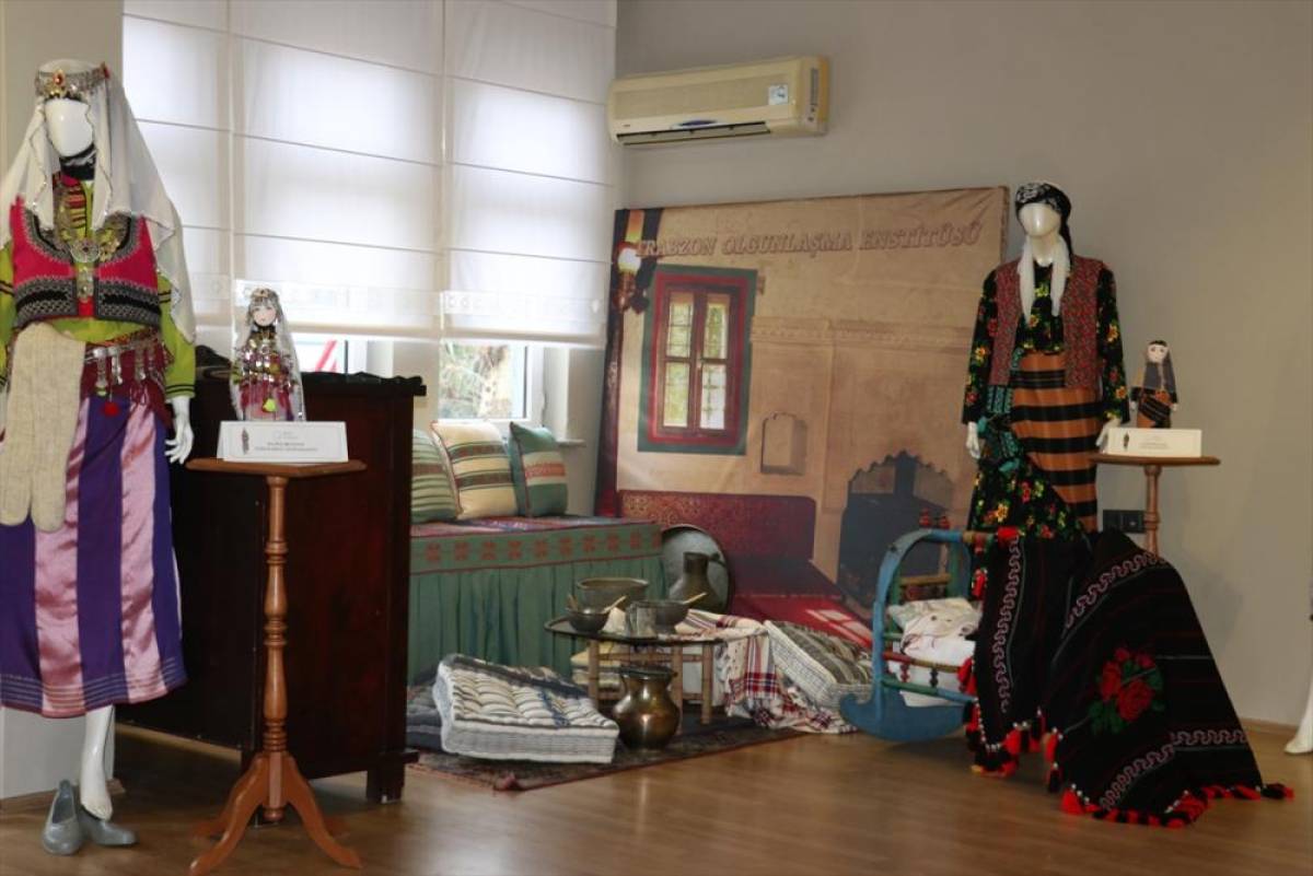 Trabzon'un y&ouml;resel kıyafetlerinden oluşan sergi a&ccedil;ıldı