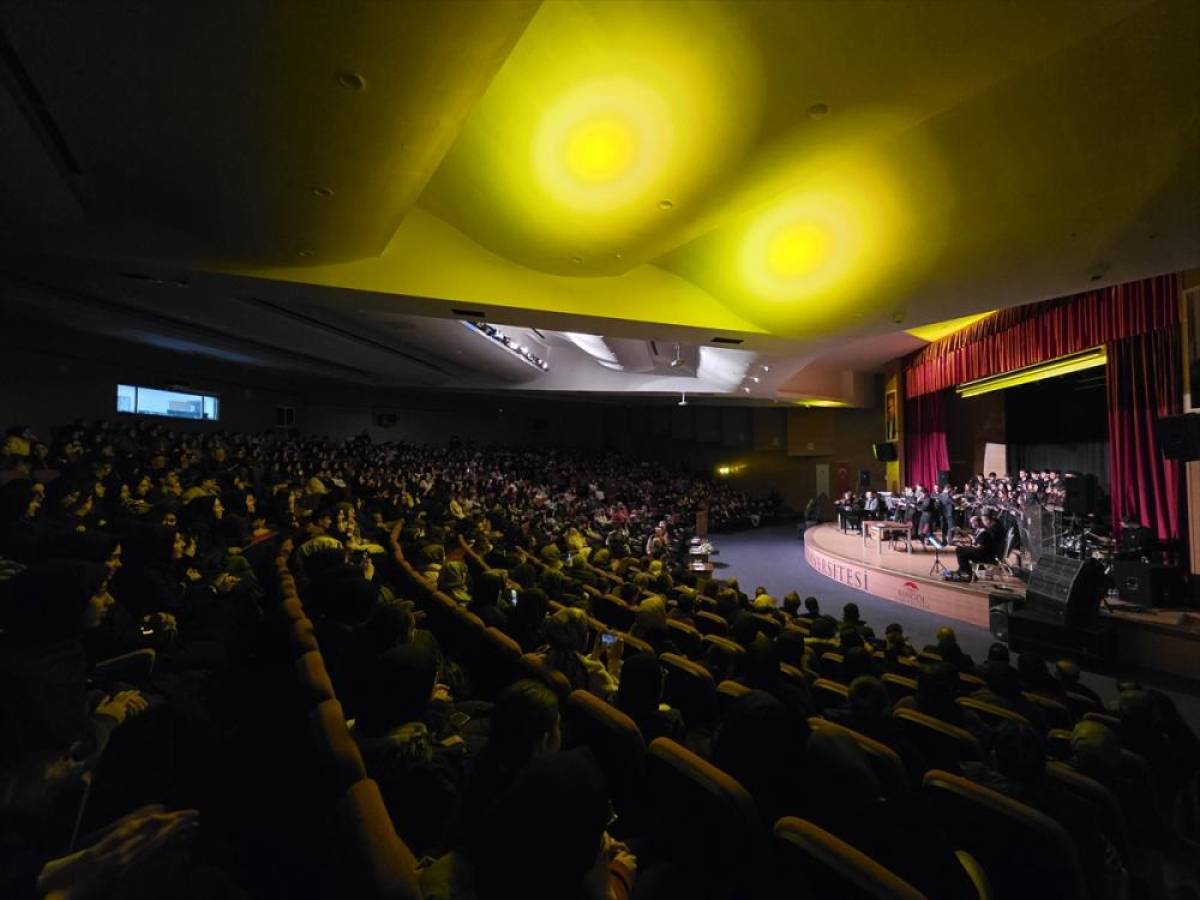 Bing&ouml;l'de m&uuml;zikal tiyatro "Kim Var?" sahnelendi