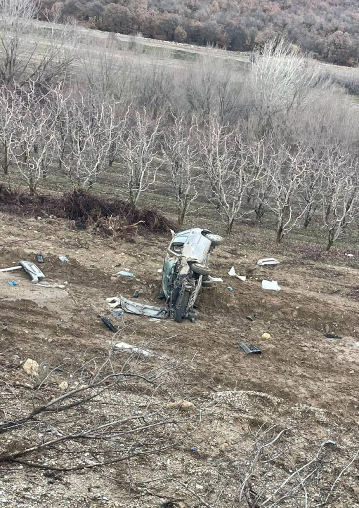 Isparta'da şarampole devrilen otomobilde 1 kişi &ouml;ld&uuml;, 1 kişi yaralandı