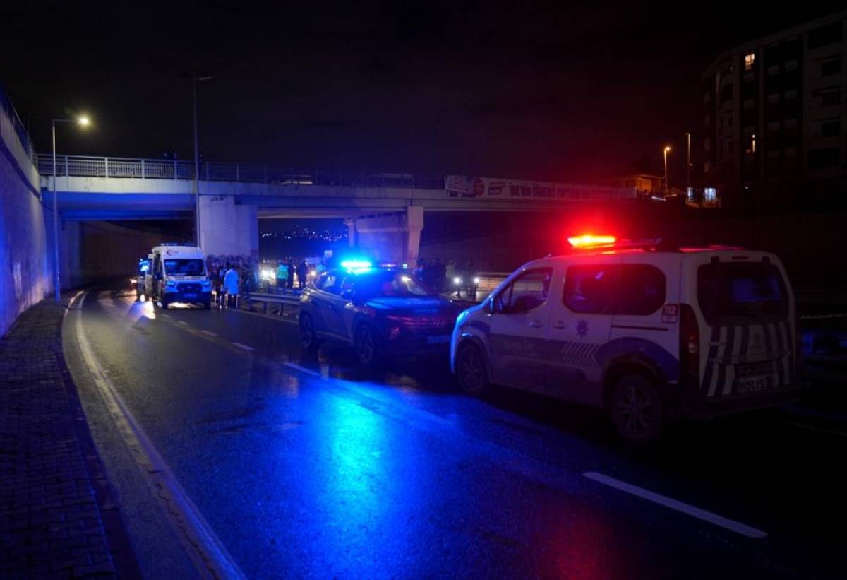 K&uuml;&ccedil;&uuml;k&ccedil;ekmece'de temizlik aracına &ccedil;arpan motosikletteki 2 kişi &ouml;ld&uuml;