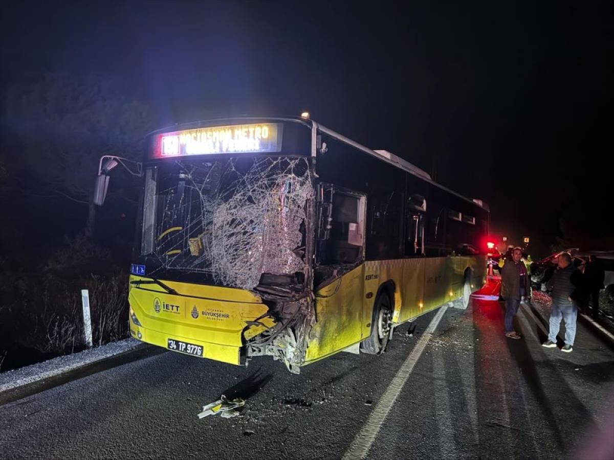 İstanbul'da İETT otobüsüyle çarpışan aracın sürücüsü hayatını kaybetti