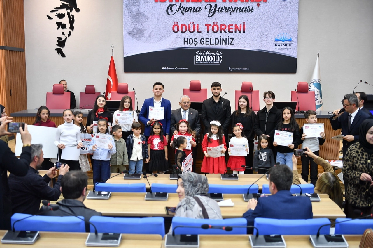 Kayseri B&uuml;y&uuml;kşehir İstiklal Marşı coşkusuna ortak oldu