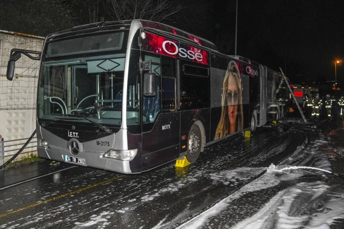 İstanbul'da seyir halindeki metrob&uuml;ste &ccedil;ıkan yangın s&ouml;nd&uuml;r&uuml;ld&uuml;
