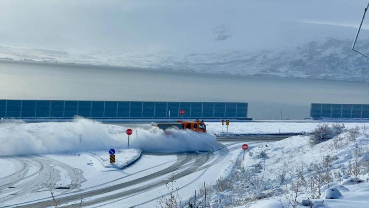 Erzurum'da soğuk hava, Ardahan, Ağrı ve Kars'ta kar etkili oldu