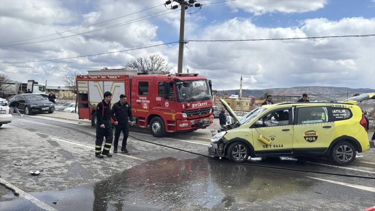Sivas'ta taksi ile otomobilin &ccedil;arpıştığı kazada 4'&uuml; futbolcu 6 kişi yaralandı