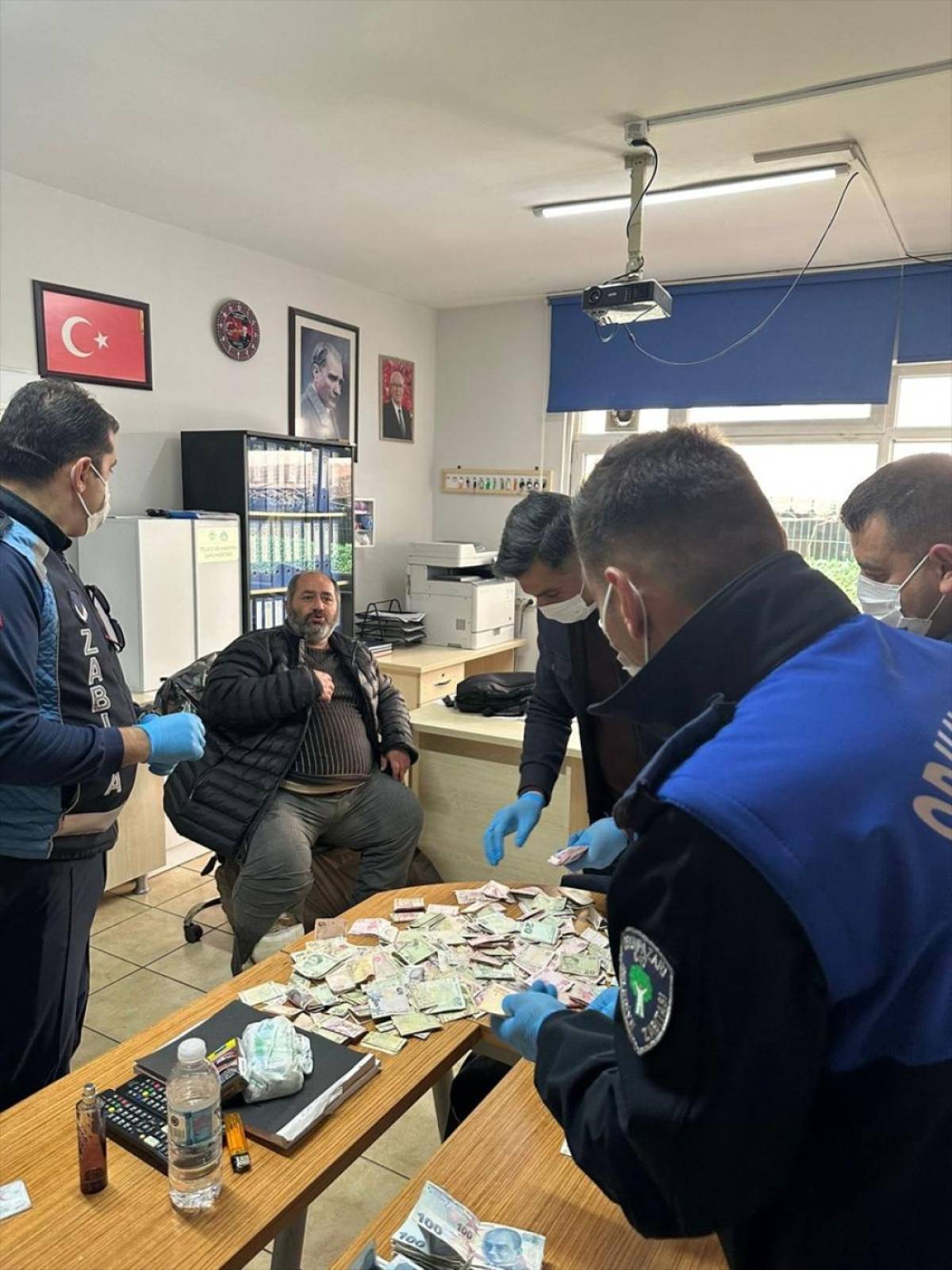 Eskişehir'de dilencinin &uuml;zerinden 30 bin 200 lira &ccedil;ıktı