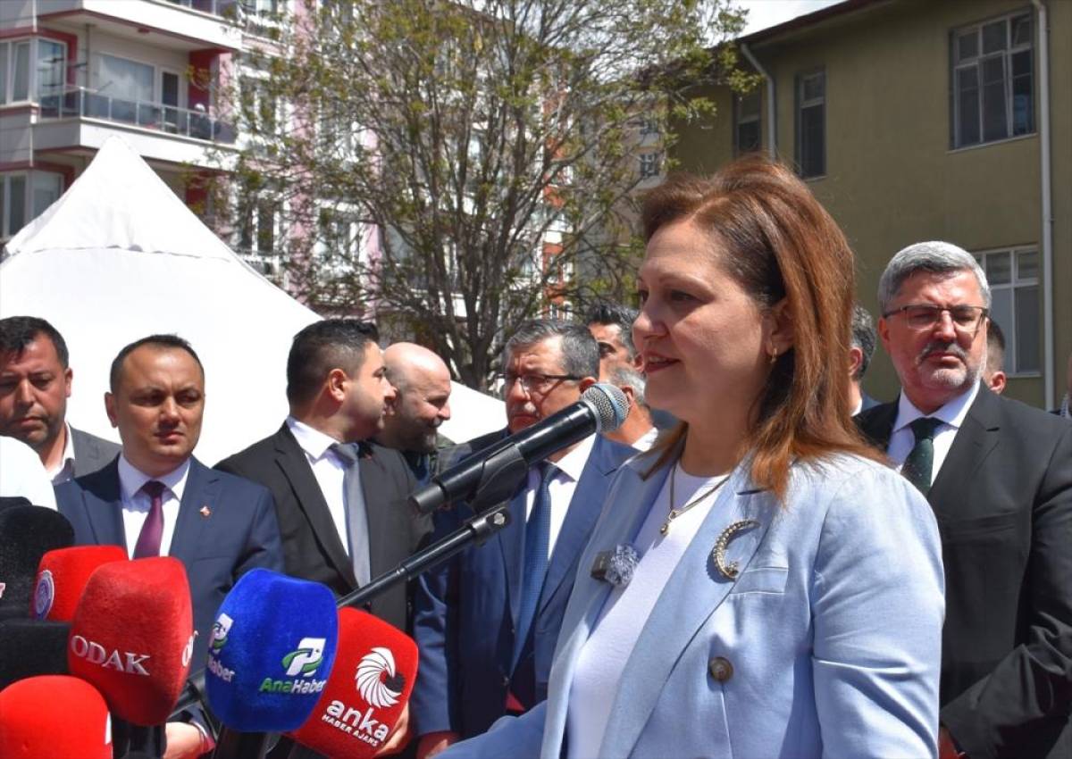 AK Parti'ye katılan Afyonkarahisar Belediye Başkanı Burcu K&ouml;ksal i&ccedil;in karşılama t&ouml;reni d&uuml;zenlendi:
