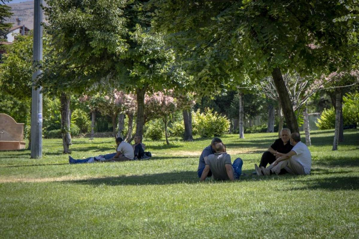 Gaziantep ve &ccedil;evre illerde sıcak hava etkili oluyor
