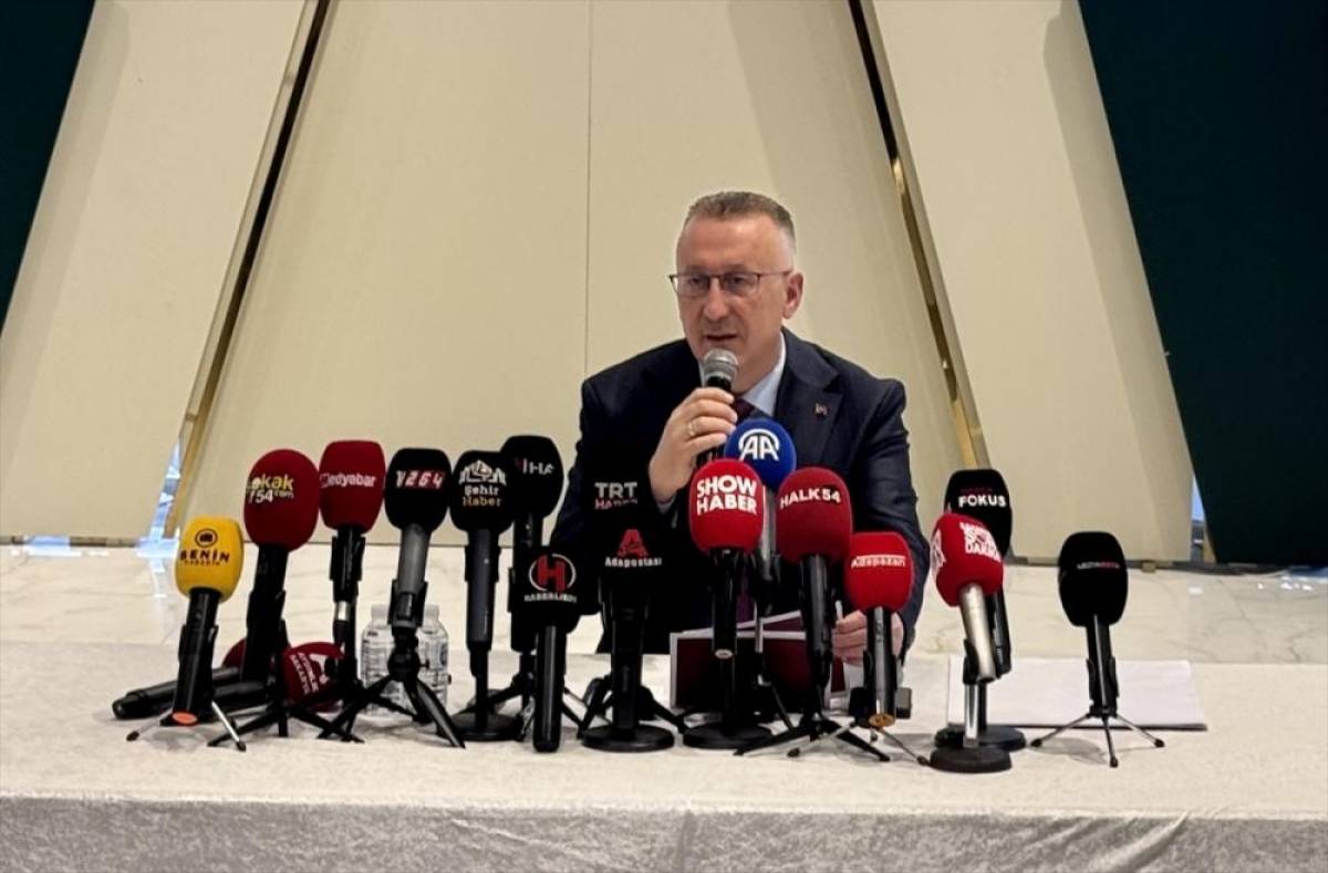 Adapazarı Belediye Başkanı Işıksu basın toplantısı d&uuml;zenledi