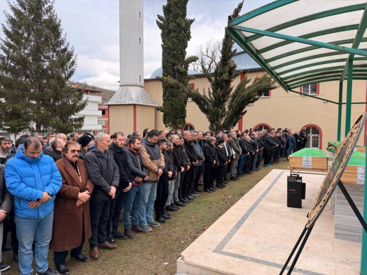Cenazesine gittikleri kişiyle yan yana defnedildiler