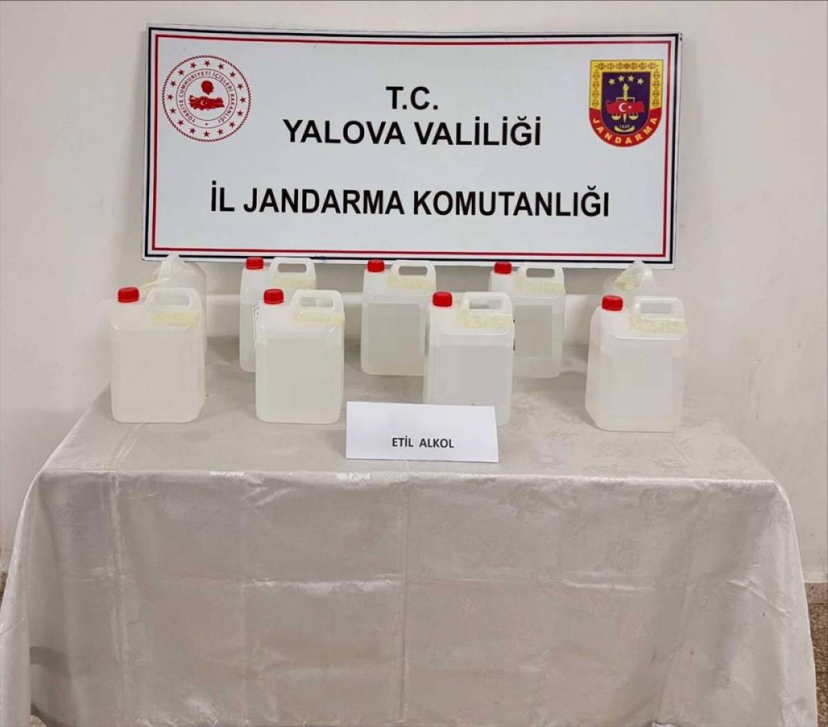 Yalova'da yüzey temizleyici bidonlarına doldurulmuş 45 litre etil alkol ele geçirildi