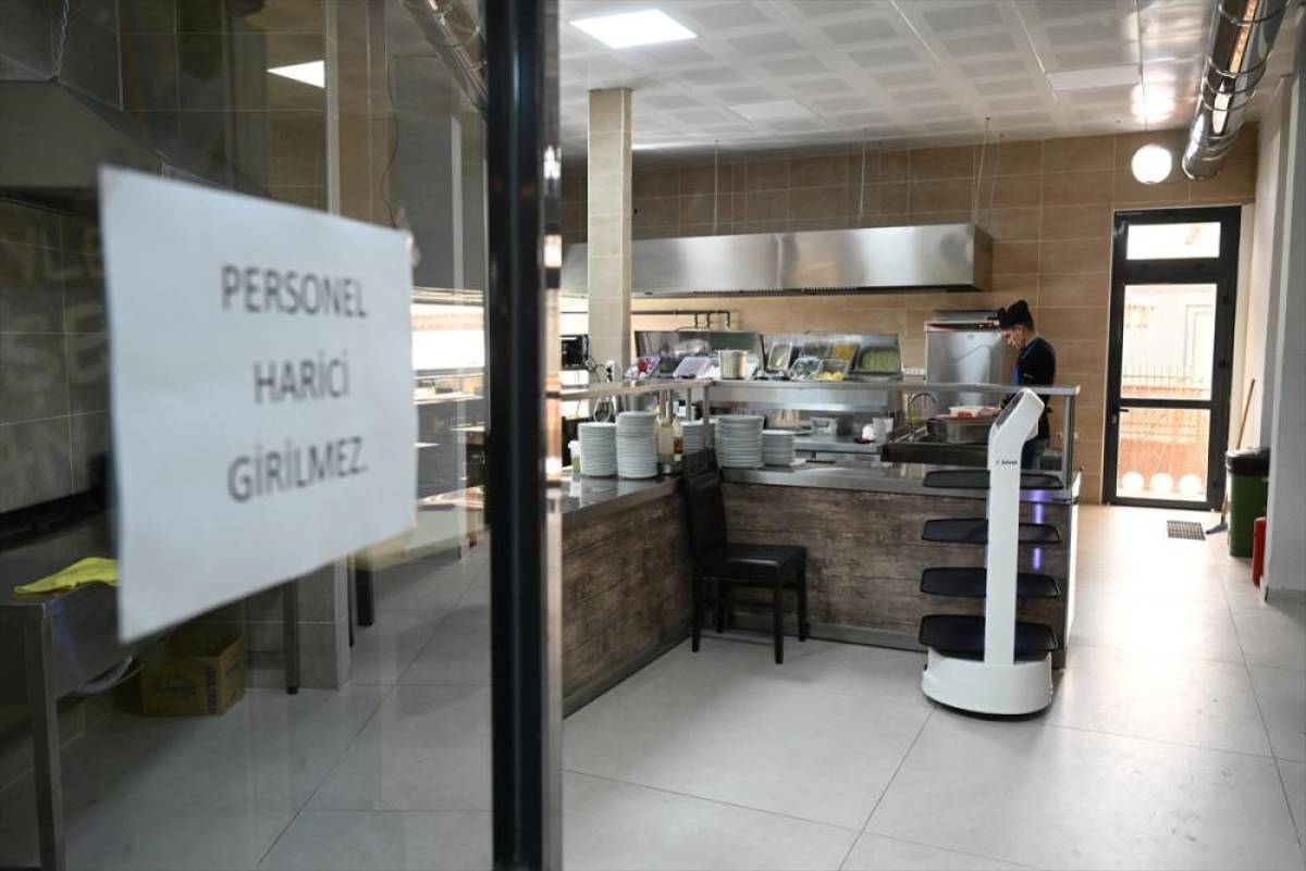 Trakya &Uuml;niversitesi Meri&ccedil; Sosyal Tesislerinde robot garson hizmete başladı