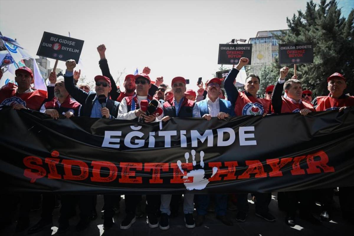 Eğitim-Bir-Sen, Siverek'te okula d&uuml;zenlenen silahlı saldırıyı protesto etti