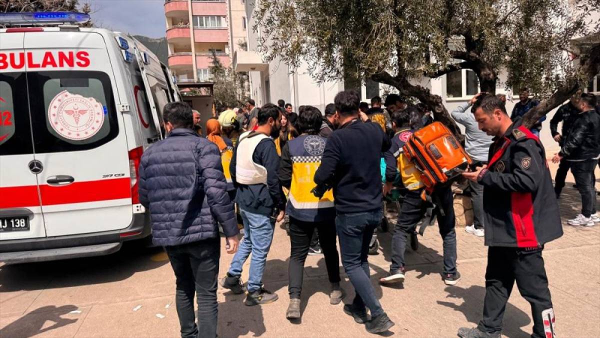 Kahramanmaraş Valisi M&uuml;kerrem &Uuml;nl&uuml;er, kentteki bir okulda yaşanan silahlı saldırıda 3'&uuml; &ouml;ğrenci, biri &ouml;ğretmen 4 kişinin hayatını kaybettiğini, 20 kişinin yaralandığını bildirdi