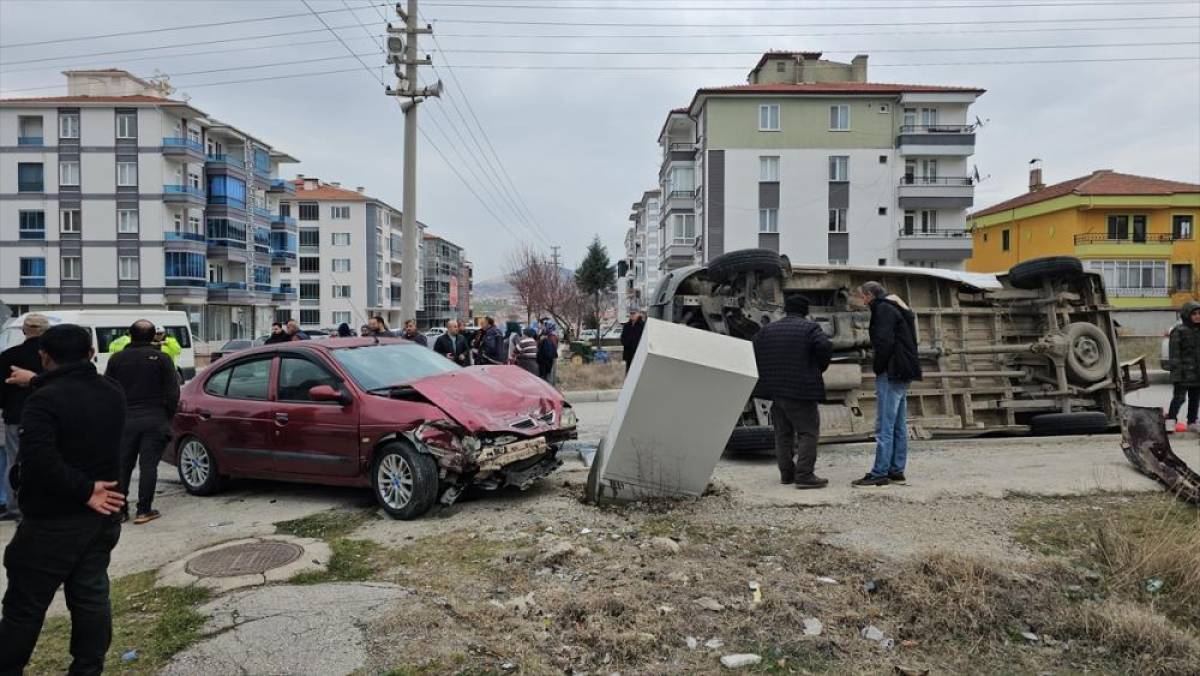 &Ccedil;orum&rsquo;da tarım iş&ccedil;ilerini taşıyan minib&uuml;s ile otomobilin &ccedil;arpışması sonucu 5 kişi yaralandı