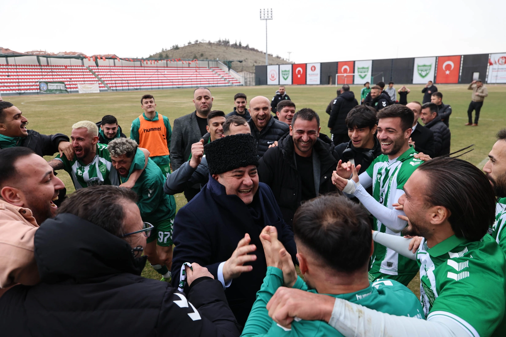 Başkan &Ouml;zarslan Bağlumspor&rsquo;a trib&uuml;nden destek verdi