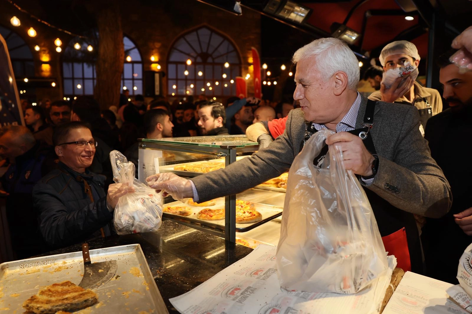Bursa'da tahanlı pide ve &ccedil;aylar Başkan Bozbey'den