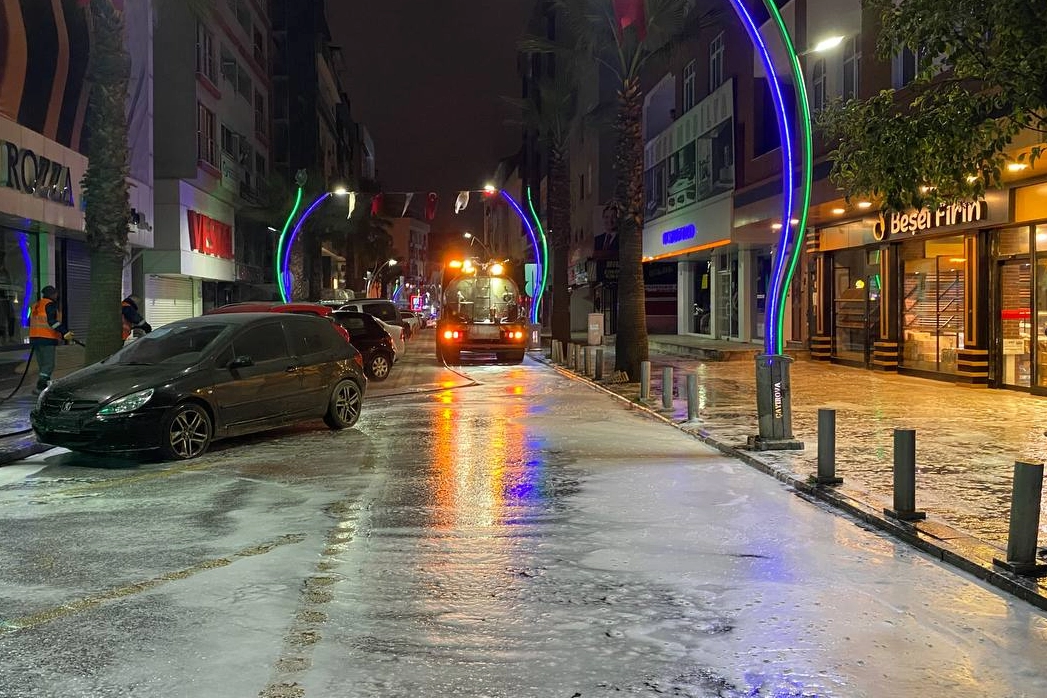 &Ccedil;ayırova'da caddelerde bayram temizliği