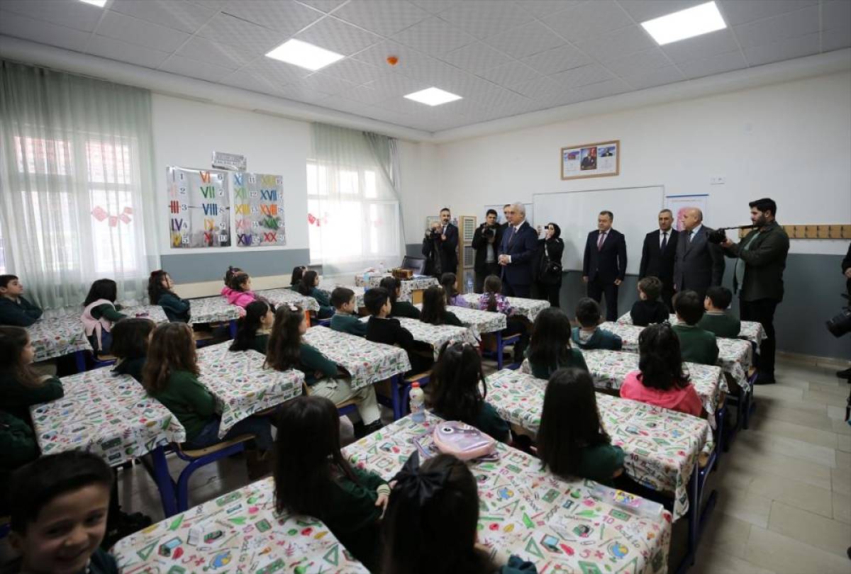 Van, Hakkari, Bitlis ve Muş'ta öğrenciler karnelerini aldı