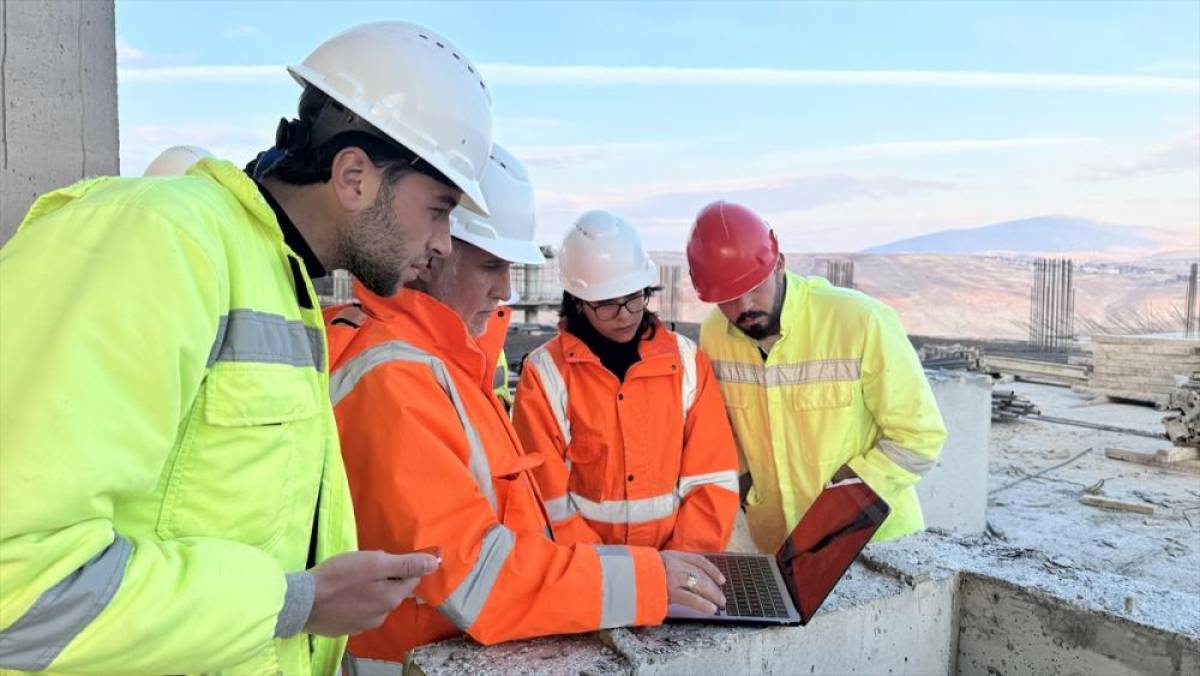 Siirt'te inşaat işçileri, AA'nın 