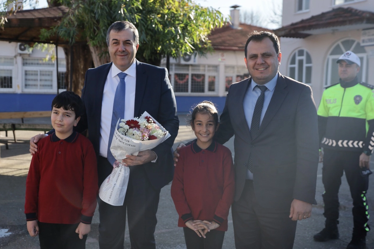 Muğla Dalaman'da ilçe protokolü karne sevincine ortak oldu