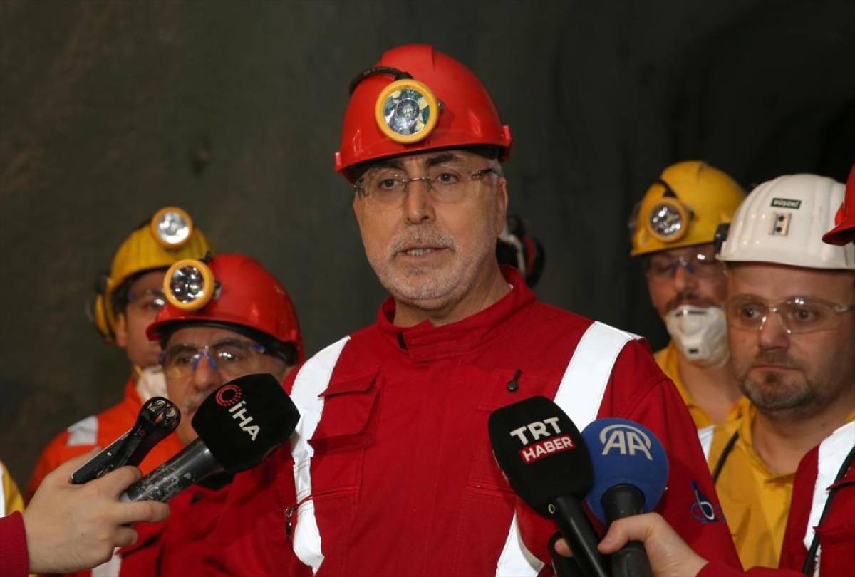 &Ccedil;alışma ve Sosyal G&uuml;venlik Bakanı Işıkhan, bakır madeninde iş&ccedil;ilerle sahur yaptı