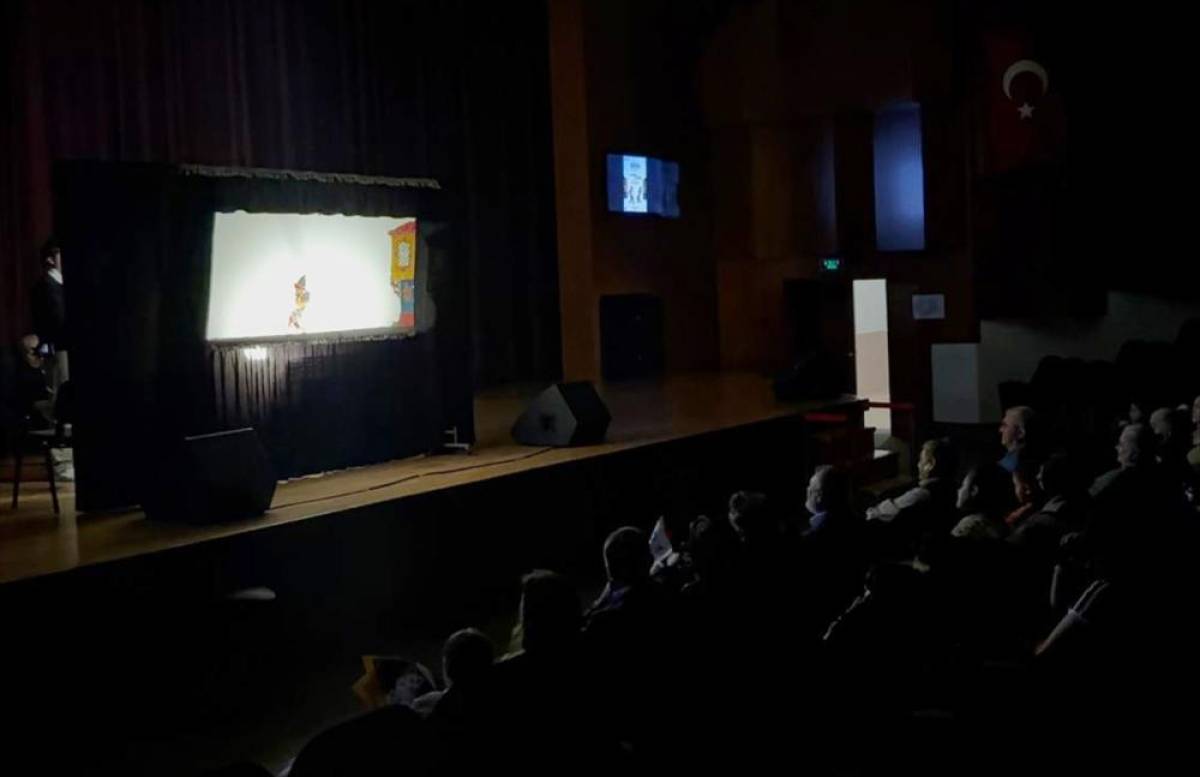 "Karag&ouml;z'e İş Ardına D&uuml;ş" perde oyunu Bursa'da sahnelendi