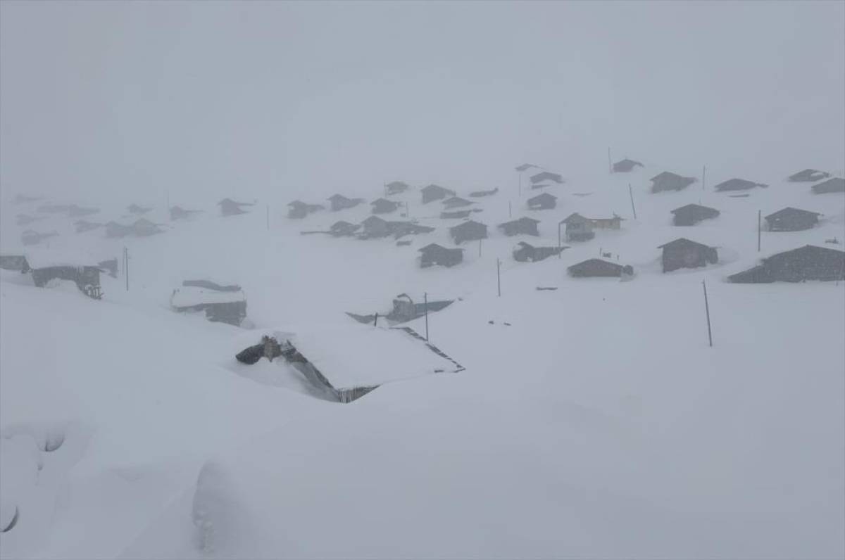 Kars ile Ardahan'da kar yerini soğuk havaya bıraktı