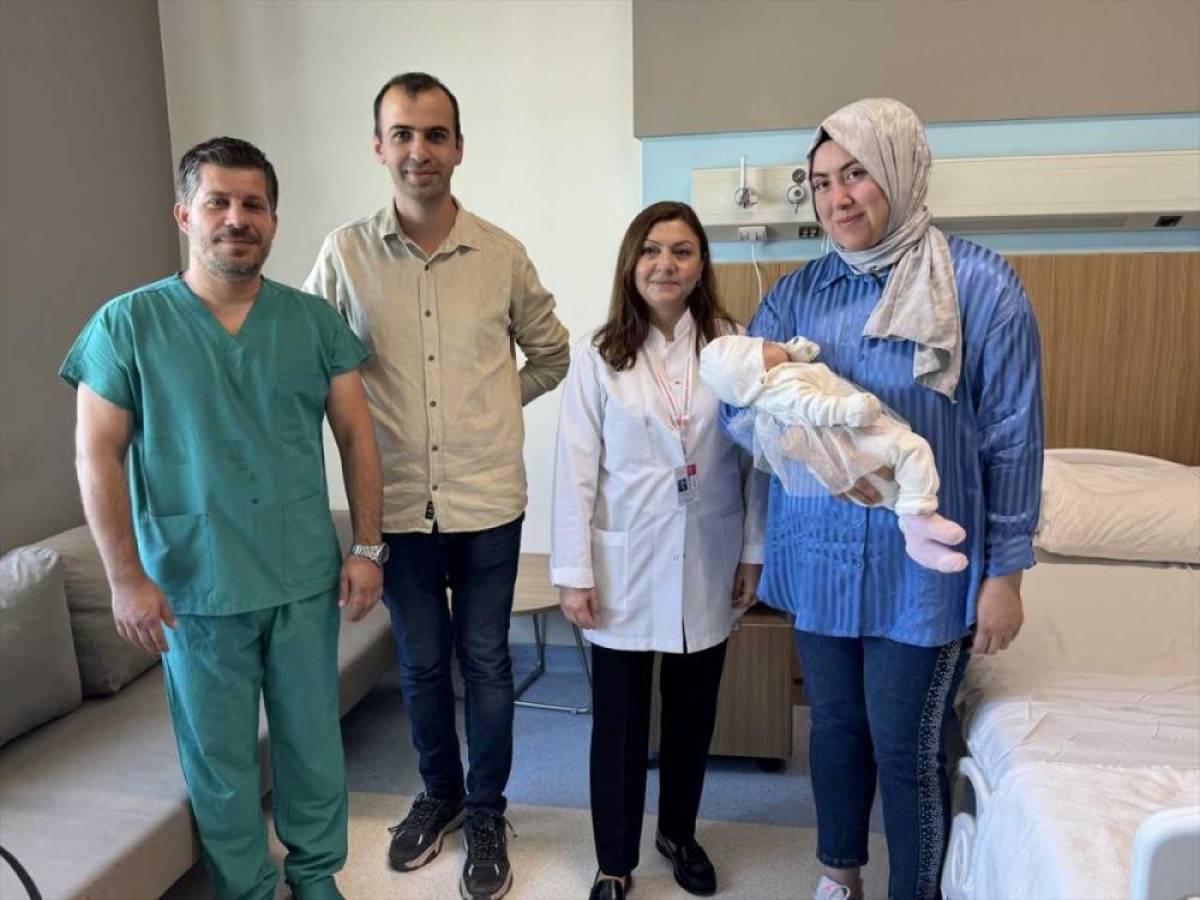 Doğuştan g&ouml;ğ&uuml;s kemiği bulunmayan Eyl&uuml;l bebeğe kıkırdak dokusundan "iman tahtası" yapıldı