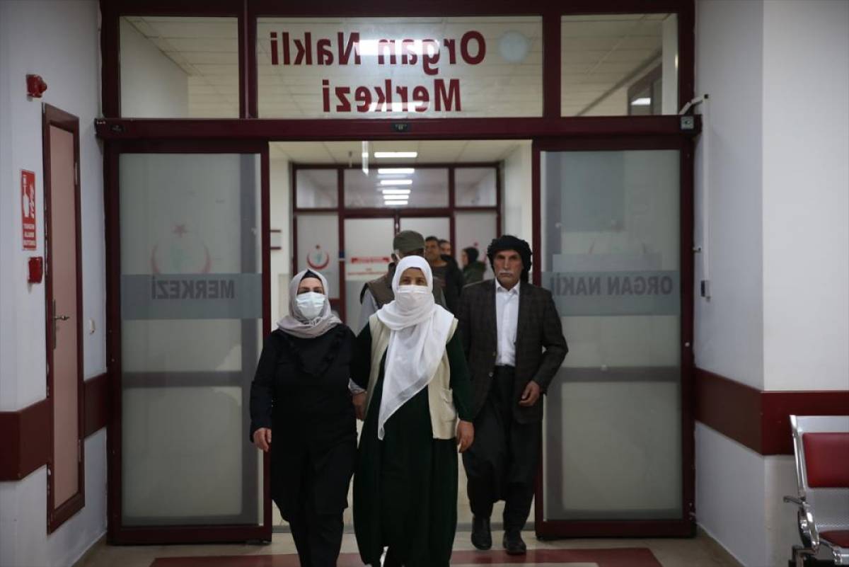 Diyarbakırlı &ccedil;iftler &ccedil;apraz b&ouml;brek nakli ile eşlerini hayata bağladılar