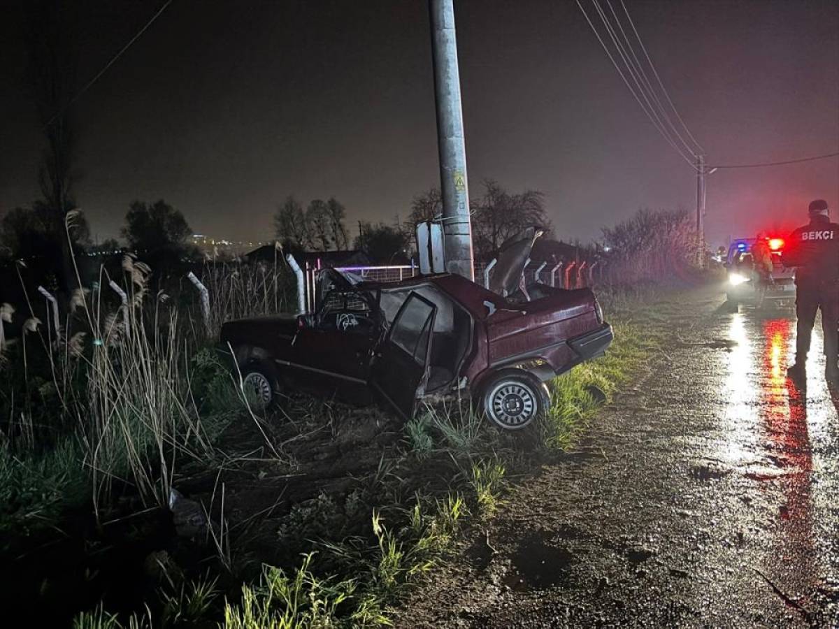 K&uuml;tahya'da otomobil beton direğe &ccedil;arptı, 1 kişi &ouml;ld&uuml;, 1 kişi yaralandı