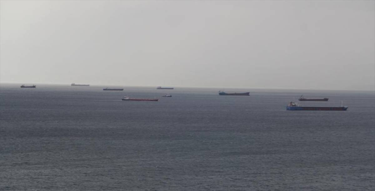 Karadeniz'de olumsuz hava koşulları yüzünden bazı gemiler Sinop Limanı'na demirledi