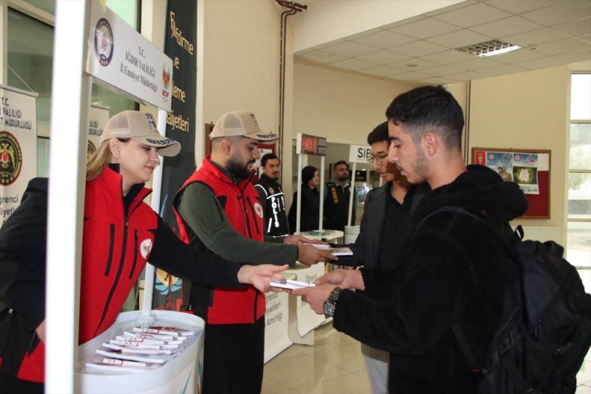 Iğdır'da polisler üniversite öğrencilerini terör, uyuşturucu ve şiddete karşı bilinçlendiriyor