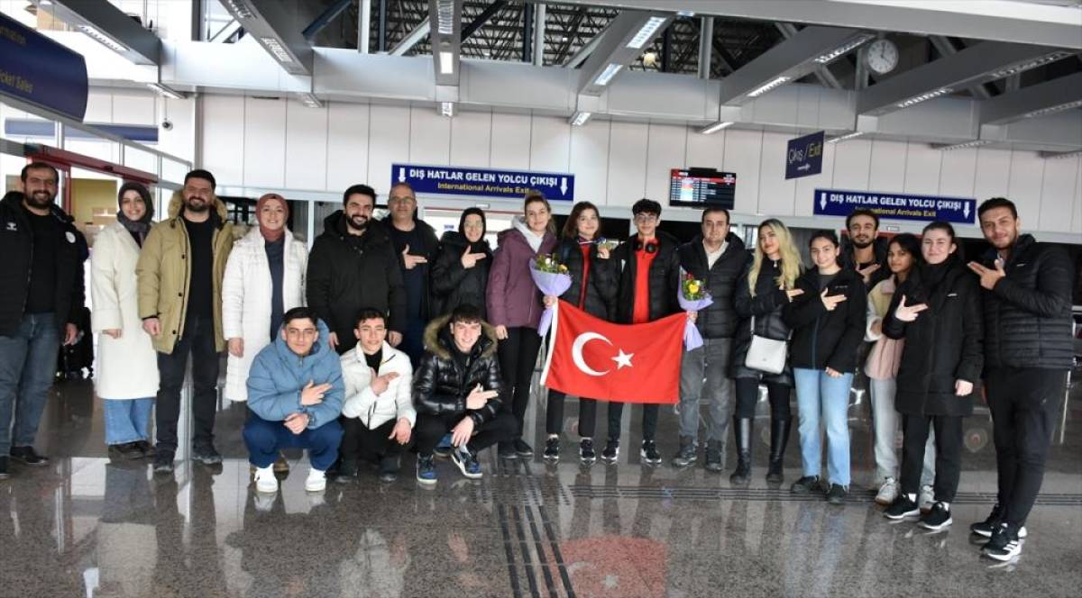 Havalı silahlarda Avrupa üçüncüsü olan Rana Gözübüyük, Erzurum'da çiçeklerle karşılandı