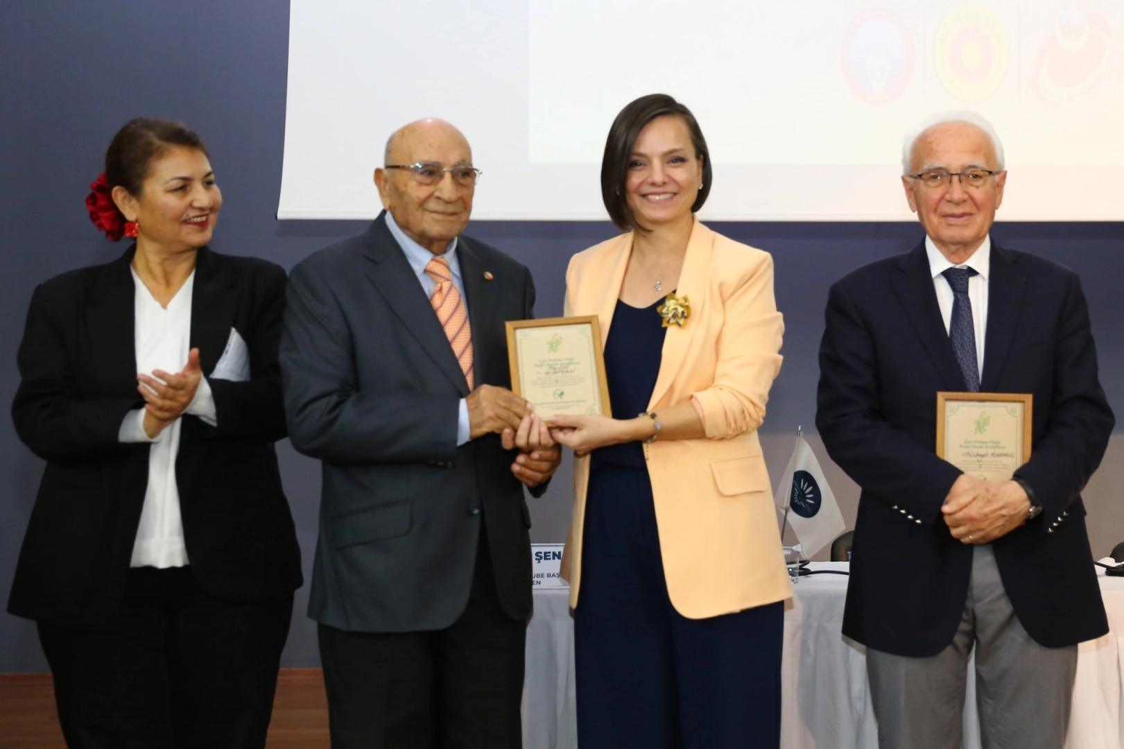 İzmir Karabağlar&rsquo;da 'Eğitimin d&uuml;n&uuml; bug&uuml;n&uuml;' konuşuldu