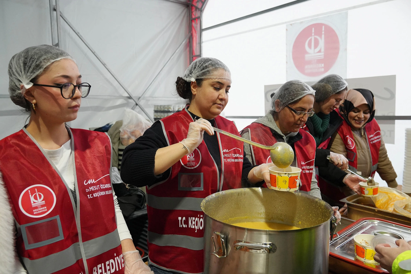 Ankara Ke&ccedil;i&ouml;ren'de sıcak aş ve kumanya ikramı