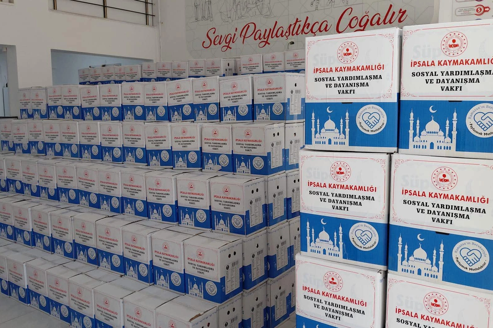 İpsala&rsquo;da Ramazan bereketi paylaştık&ccedil;a &ccedil;oğalıyor