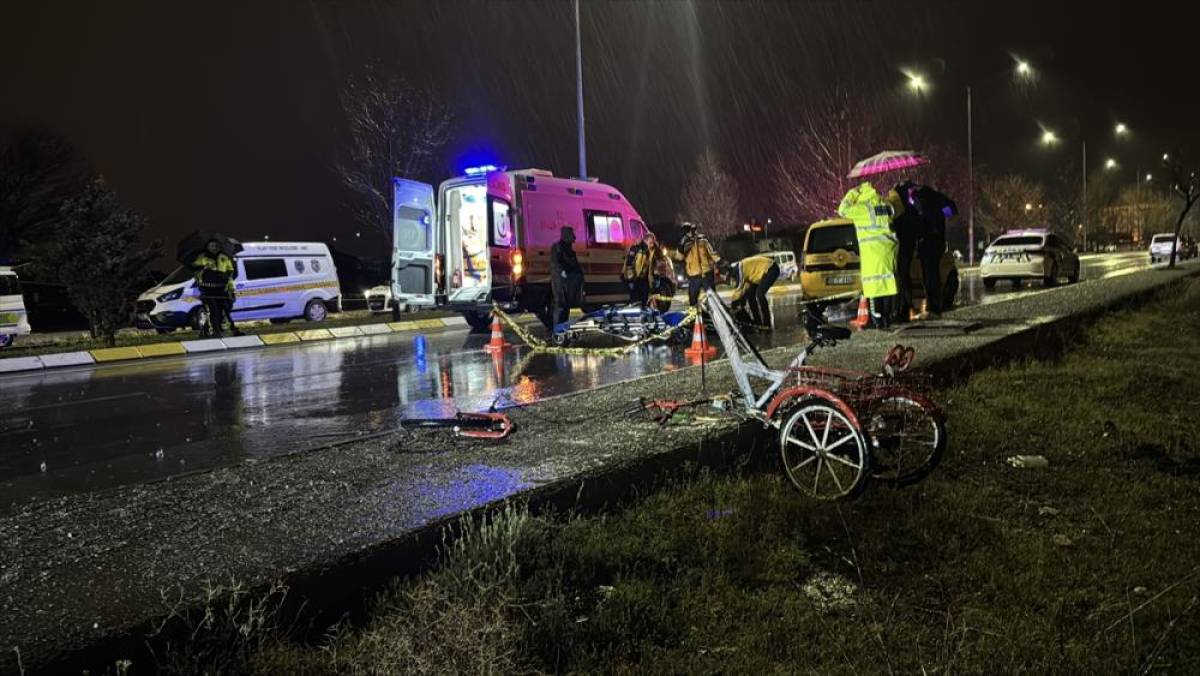 Erzincan'da taksiyle &ccedil;arpışan bisikletin s&uuml;r&uuml;c&uuml;s&uuml; &ouml;ld&uuml;